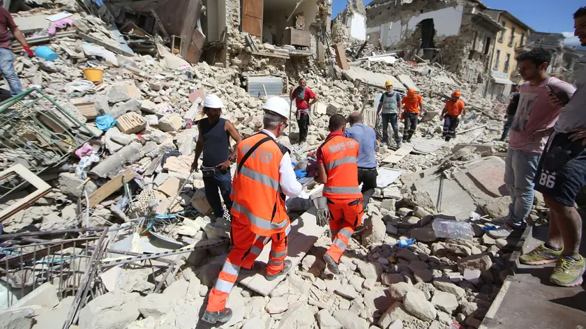 I soccorsi nel centro storico di Norcia distrutto dal terremoto