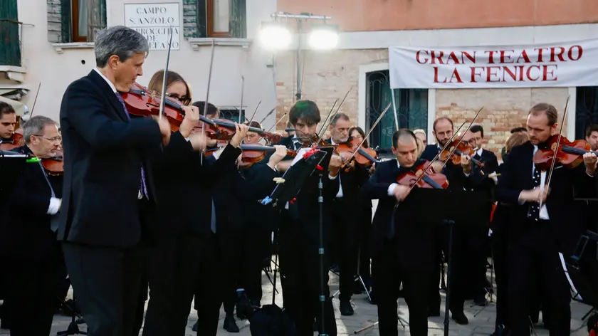 Un precedente sciopero dei lavoratori della Fenice che avevano scelto di suonare fuori dal Teatro