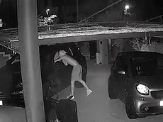 Uno dei frame dei video di sicurezza: il ragazzo è stato ripreso dalle telecamere