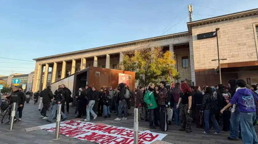 Gli studenti radunati davanti alla stazione di Padova