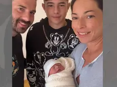 La foto pubblicata sui social da Mara Navarria con la nuova arrivata Beatrice