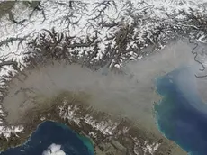Una foto scattata da un satellite Nasa mostra l'inquinamento della Pianura Padana