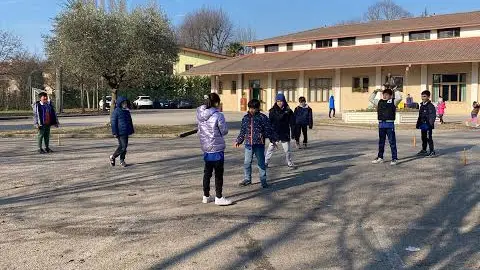 Giochi nel cortile della scuola paritaria Santa Maria delle Grazie di Preganziol