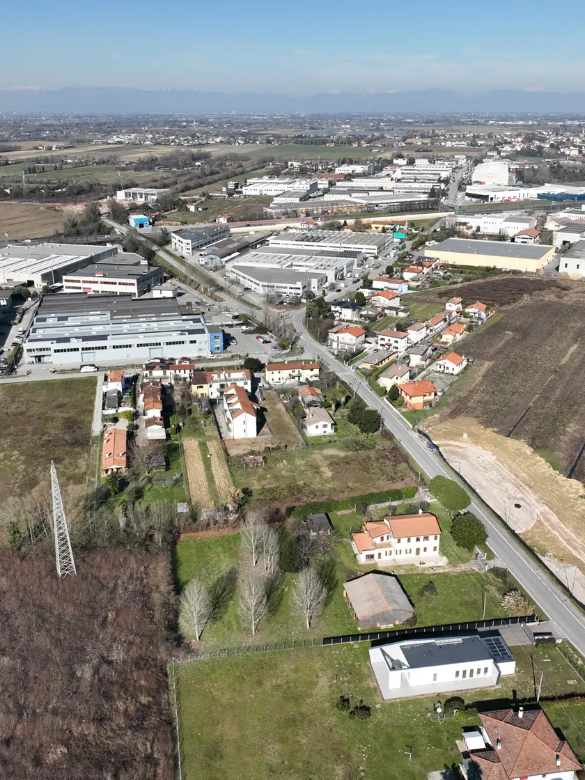 Una foto aerea della zona industriale al confine tra le province di Treviso e Venezia
