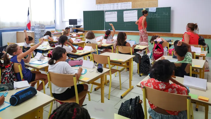 Una classe a lezione: a Montebelluna la proposta di assaggio del vino ha creato uncaso