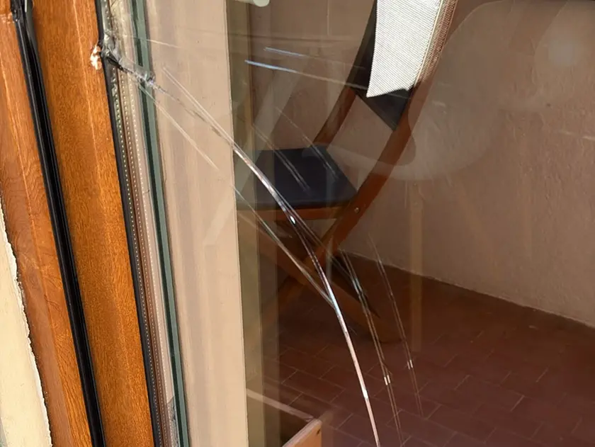 Uno degli infissi danneggiati da i tre banditi