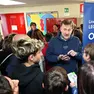 Il preside Mario Dalle Carbonare del Da Vinci con un gruppo di studenti