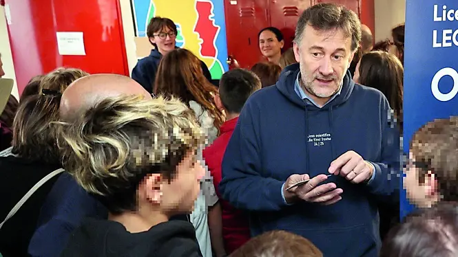 Il preside Mario Dalle Carbonare del Da Vinci con un gruppo di studenti