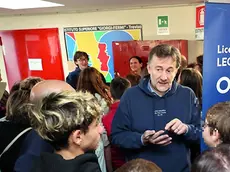 Il preside Mario Dalle Carbonare del Da Vinci con un gruppo di studenti