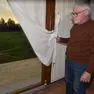 Claudio Cattai mostra la porta danneggiata dai ladri