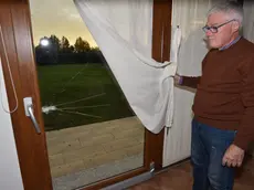 Claudio Cattai mostra la porta danneggiata dai ladri