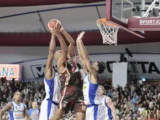 Olinde a canestro tra Senglin e Chapman (Foto Pòrcile)