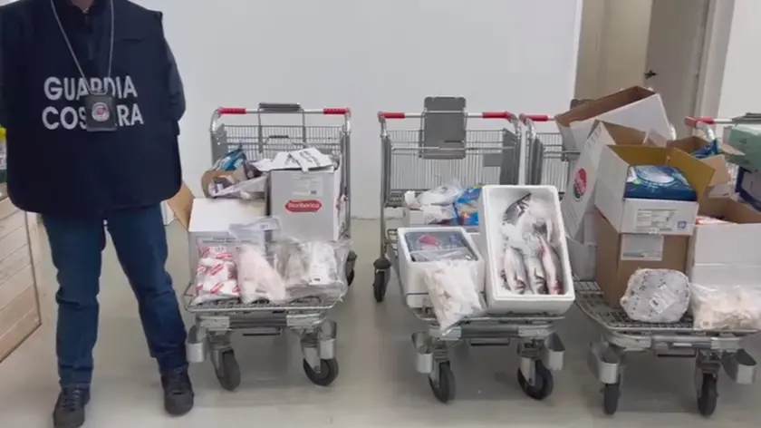 I prodotti sequestrati dalla Guardia Costiera