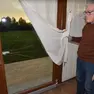 Claudio Cattai mostra la porta danneggiata dai ladri