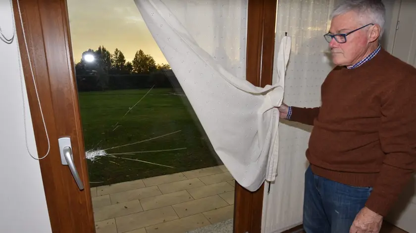 Claudio Cattai mostra la porta danneggiata dai ladri