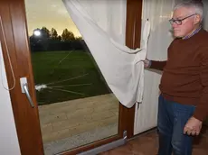 Claudio Cattai mostra la porta danneggiata dai ladri