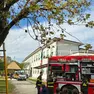 I vigili del fuoco presenti alla scuola Carrer, sullo sfondo l'ambulanza di Castel Monte