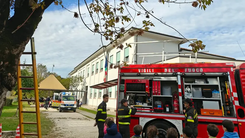 I vigili del fuoco presenti alla scuola Carrer, sullo sfondo l'ambulanza di Castel Monte