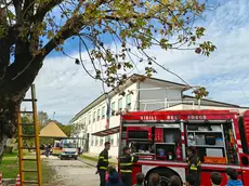 I vigili del fuoco presenti alla scuola Carrer, sullo sfondo l'ambulanza di Castel Monte
