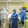 Medici e infermieri in un reparto di terapia intensiva ai tempi del Covid (foto Ansa)