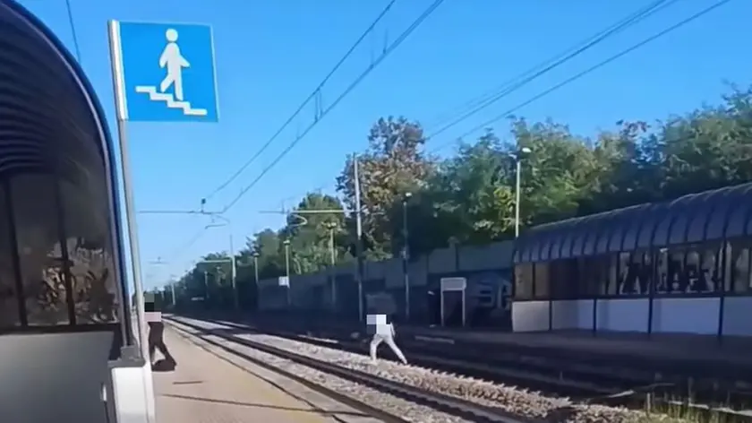 Il video che ritrae i ragazzi sulle rotaie ad Oderzo
