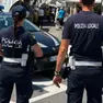Gli agenti della polizia locale durante un controllo