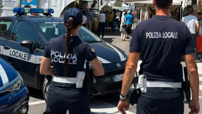 Gli agenti della polizia locale durante un controllo
