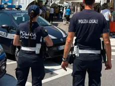 Gli agenti della polizia locale durante un controllo