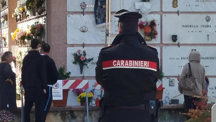 I carabinieri in cimitero