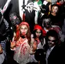 Giovani mascherati per Halloween