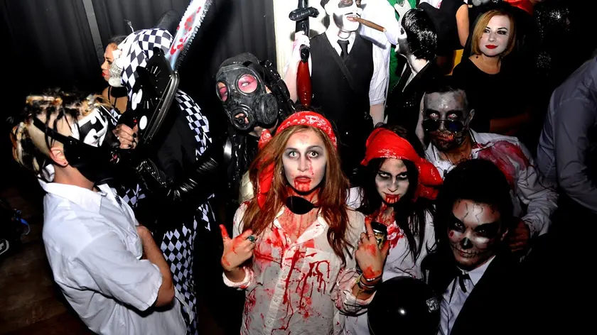 Giovani mascherati per Halloween