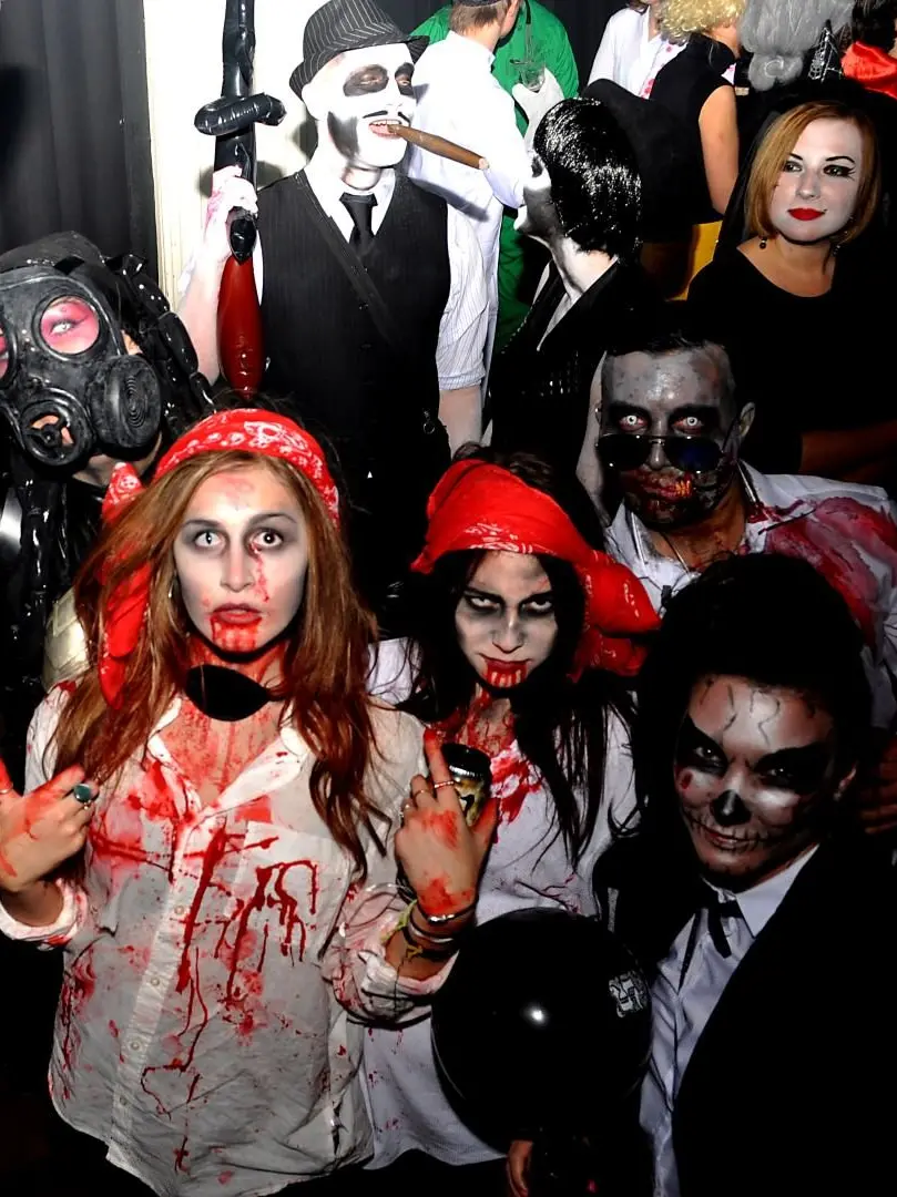 Giovani mascherati per Halloween