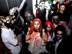 Giovani mascherati per Halloween