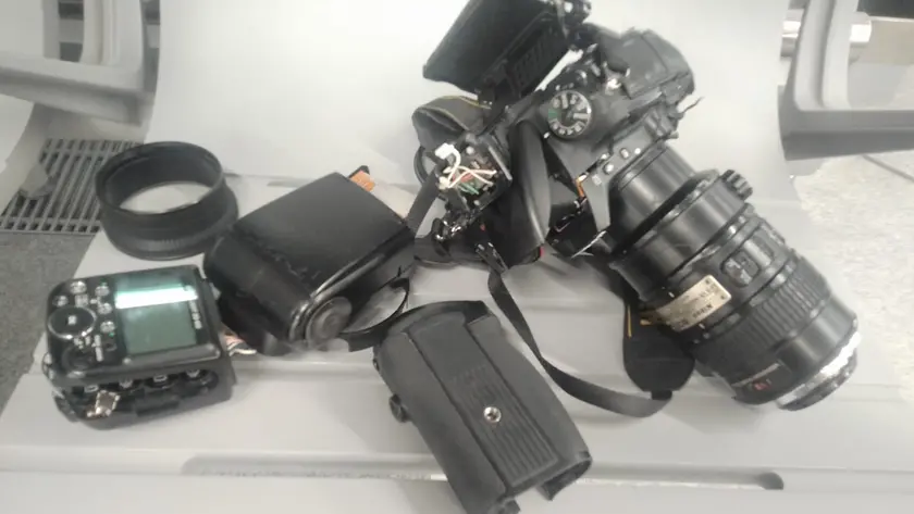 La macchina fotografica distrutta