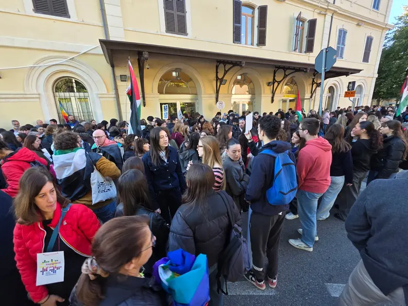 Il raduno dei manifestanti davanti alla stazione di Castelfranco