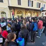 Il raduno dei manifestanti davanti alla stazione di Castelfranco