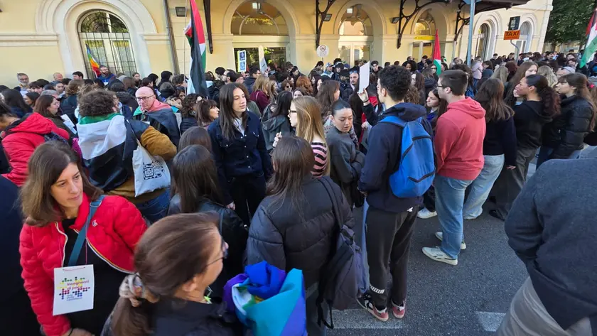 Il raduno dei manifestanti davanti alla stazione di Castelfranco