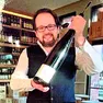 Luigi Francia nella sua enoteca ad Amburgo