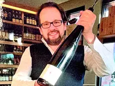 Luigi Francia nella sua enoteca ad Amburgo