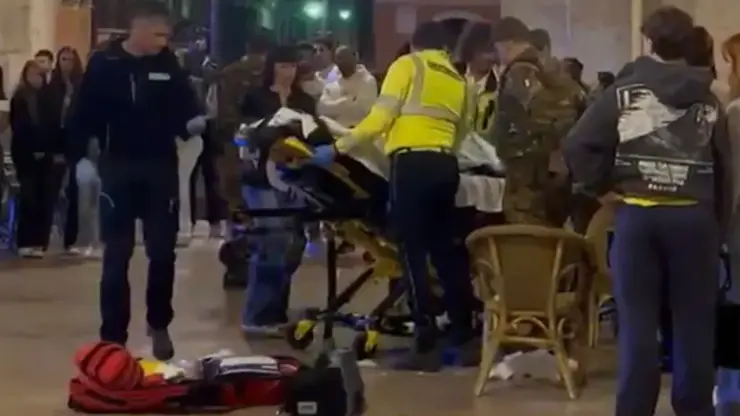 La vittima soccorsa in piazza dei Signori dopo l'accoltellamento