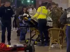 La vittima soccorsa in piazza dei Signori dopo l'accoltellamento