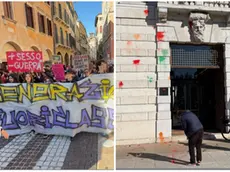 Il corteo in piazza dei Signori e la facciata di Palazzo Giacomelli imbrattata con uova colorate (foto Enrico Colussi/fotofilm)