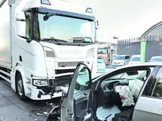 L’incidente mortale sulla Pontebbana ha portato a rallentamenti e code, sul posto i carabinieri Foto Ambrosio/Petrussi
