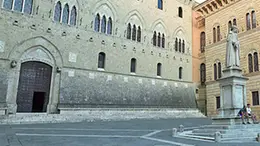 La sede del Monte dei Paschi in piazza Rocca Salimbeni a Siena