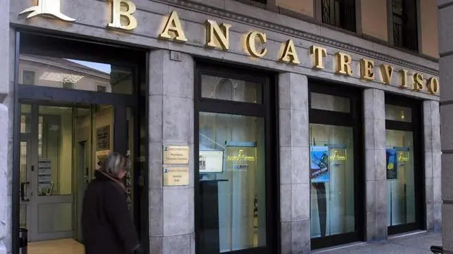 FERRAZZA TREVISO BANCA TREVISO IN PIAZZA A. MORO AGENZIA FOTOGRAFICA FOTOFILM