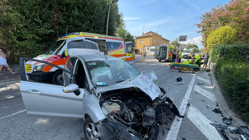 L'auto distrutta nell'impatto (foto Colussi, Fotofilm)