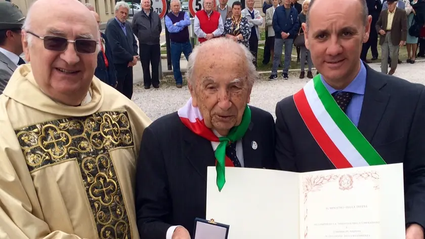 L'ingegner Aldo Tognana riceva la medaglia della Liberazione