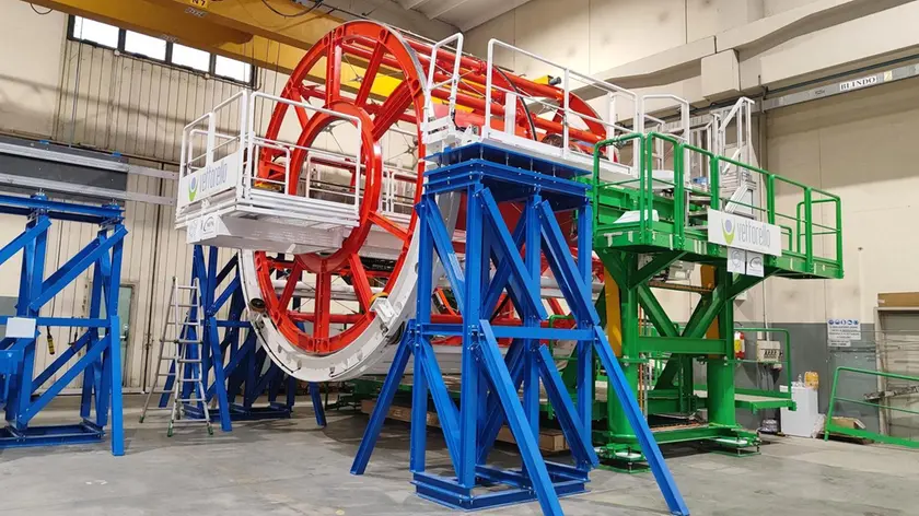 Il macchinario ”enfourneur 2” realizzato dalla Vettorello è alto circa sette metri per un peso di una ventina di tonnellate