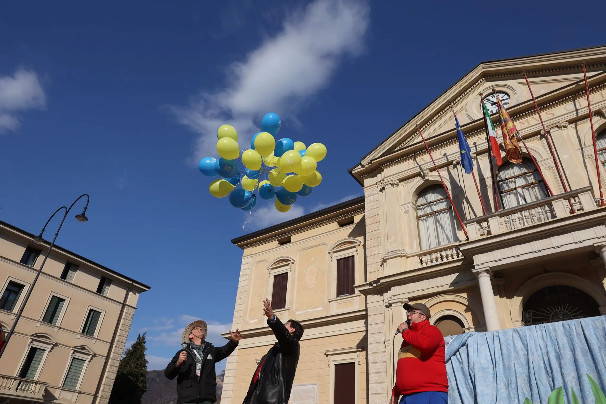 Il lancio di palloncini in centro per solidarietà all'Ucraina