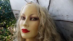FRIGO TREVISO DENTRO LA CITTA', IN FOTO LA DONNA MANICHINO AL BAR DELLA STAZIONETTA SANTI QUARANTA AGENZIA FOTOGRAFICA FOTOFILM